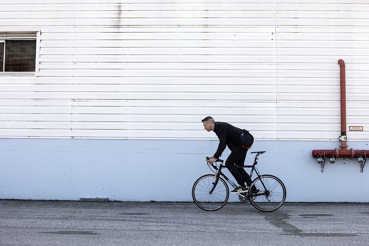Jens fährt im schwarzen Sakko auf Rennrad