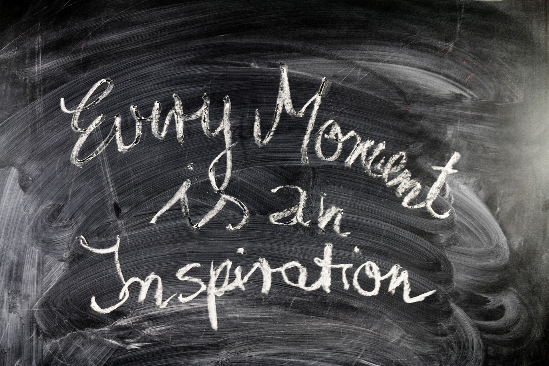 Tafel mit Schriftzug: Every Moment is an Inspiration