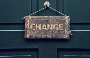 Holzschild an Tür "Change"