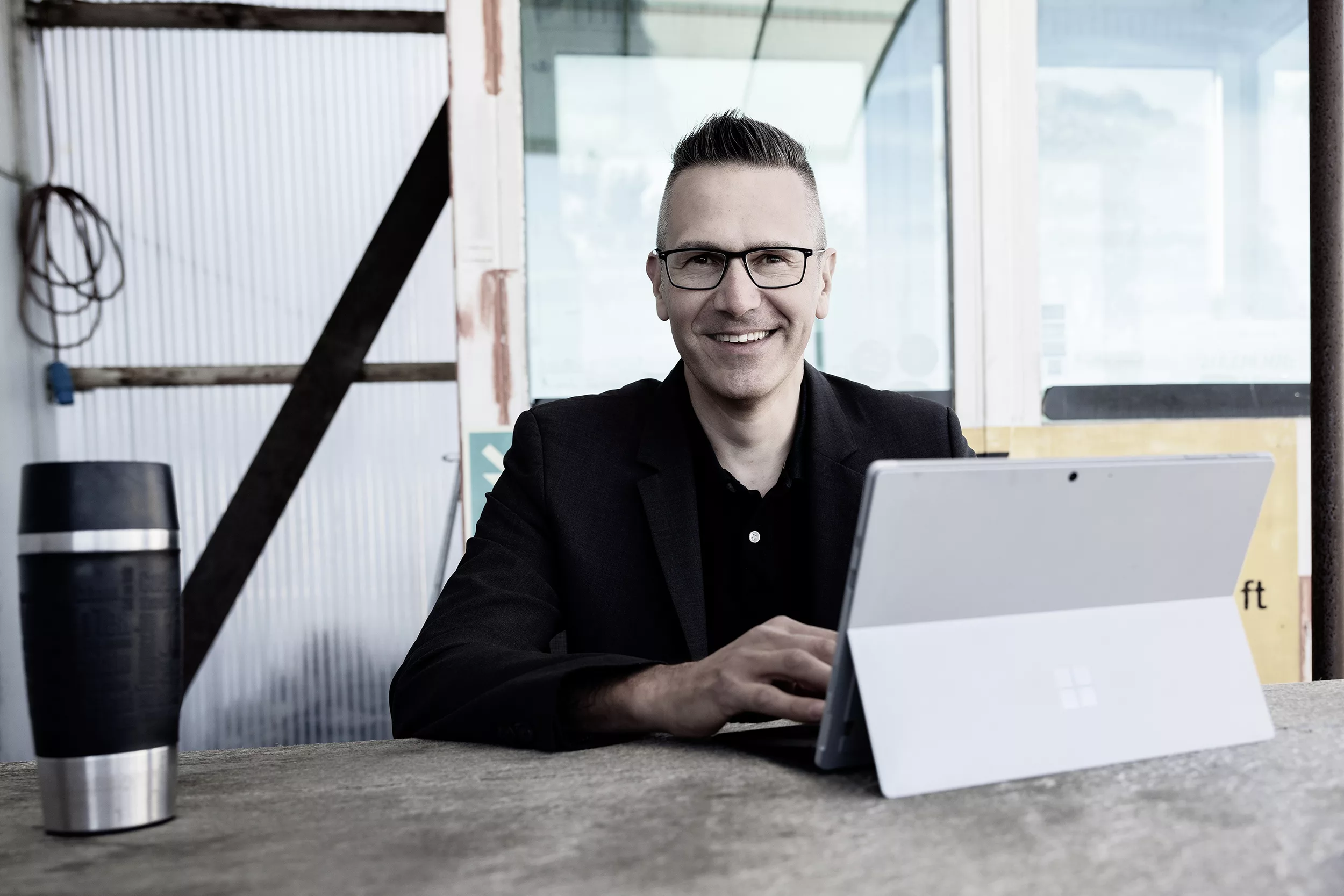 Freelance Projektmanager Jens Klinksiek mit Surface Pro